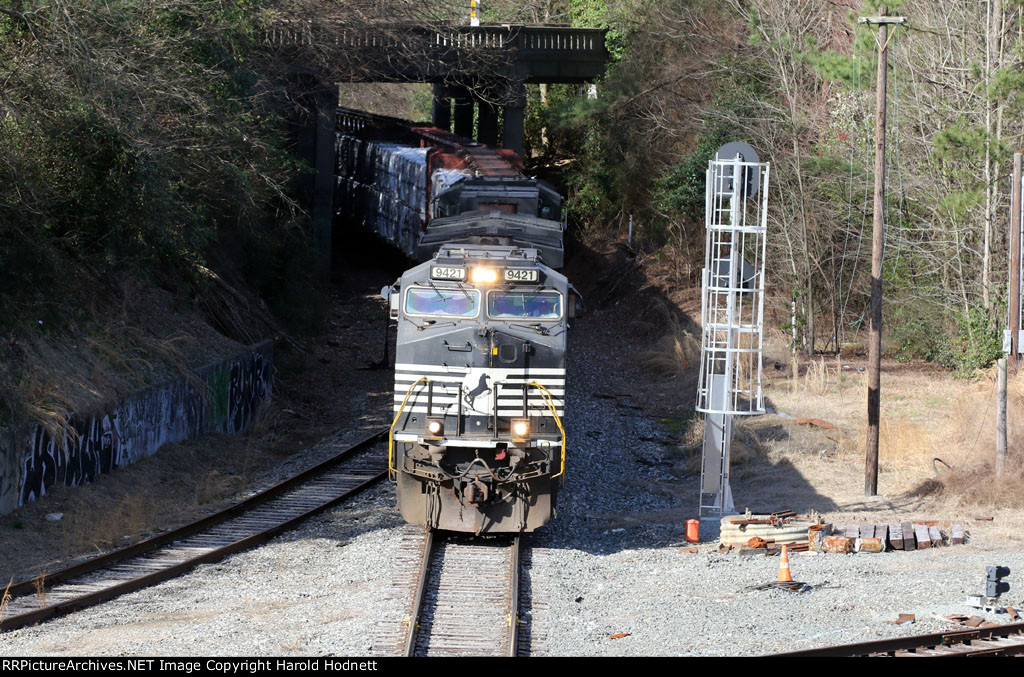 NS 9421 leads train E25 past the signal at Boylan